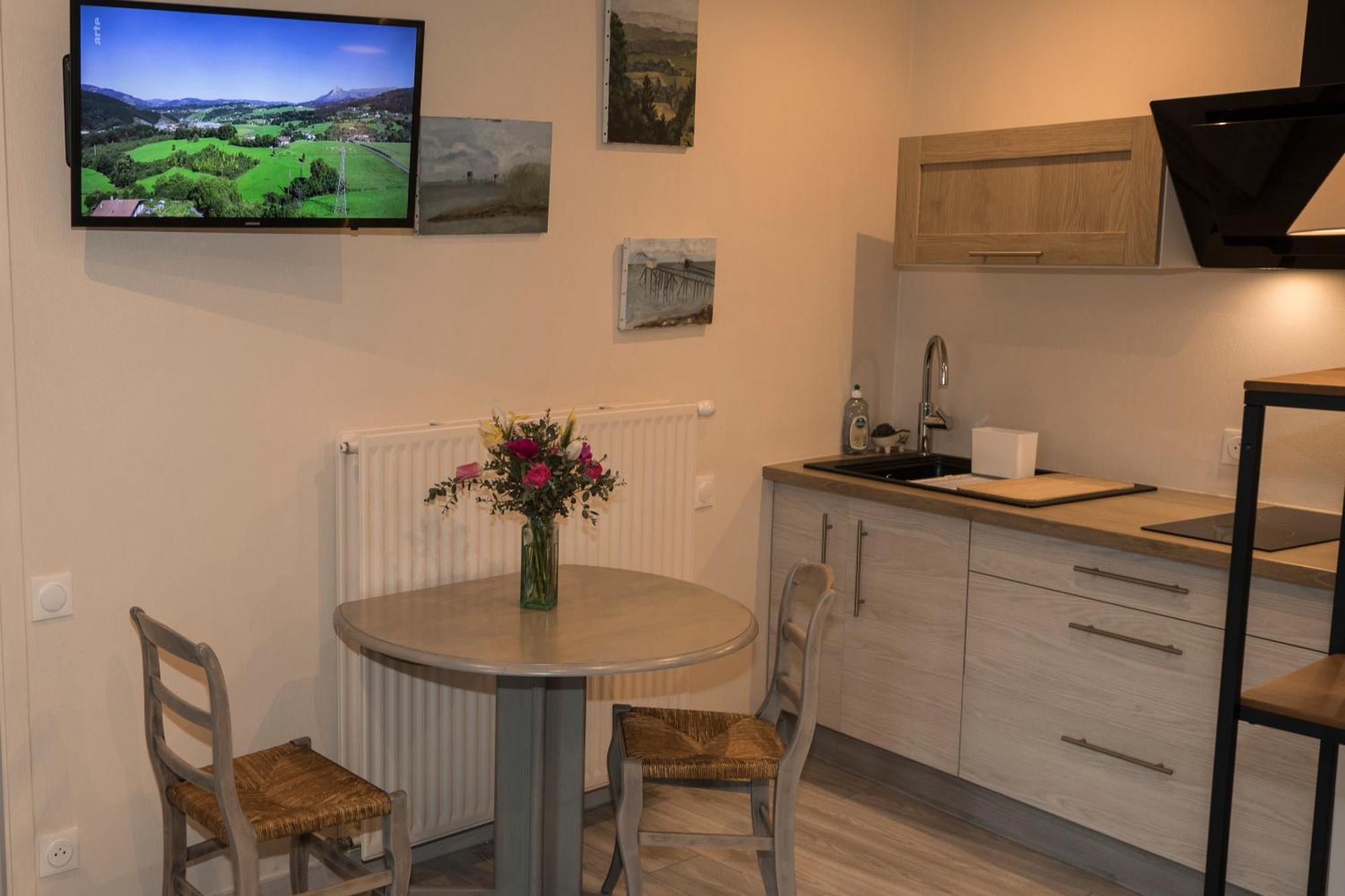 Agreable Logement Independant Avec Veranda Vienne  Bagian luar foto